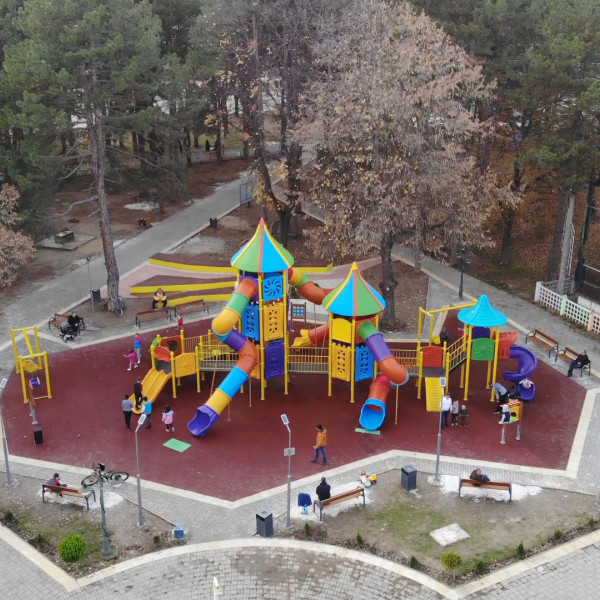 Набавка и монтажа на реквизити во детски забавен парк